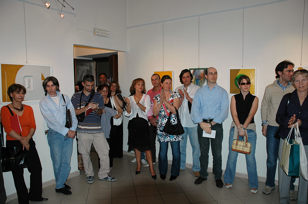 Sala espositiva della Mostra di Amleto Bertrand con affluenza di visitatori ed estimatori - Novara 2007