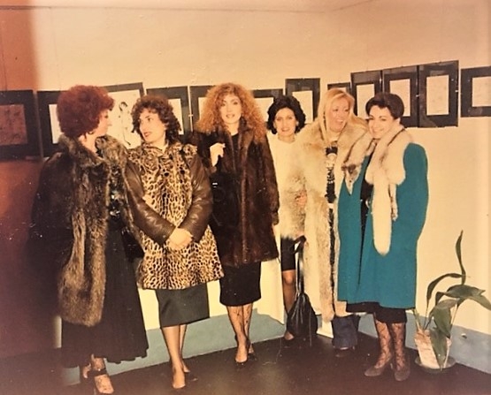 Estimatrici e pubblico alla Mostra Personale di Amleto Bertrand presso la Galleria Studio d'Arte 4 di Milano nel Marzo 1973