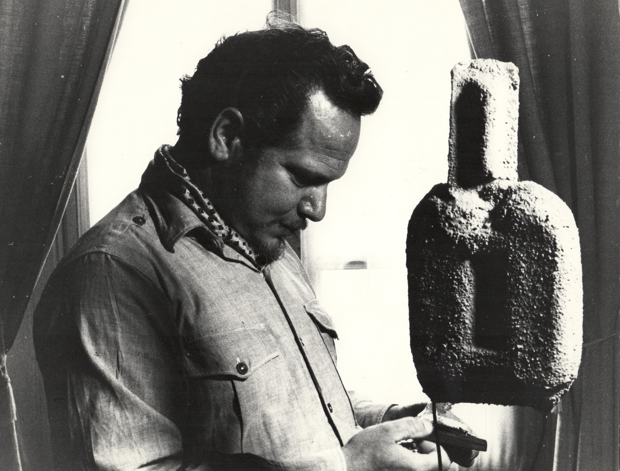 Amleto Bertrand con una sua scultura anno 1974