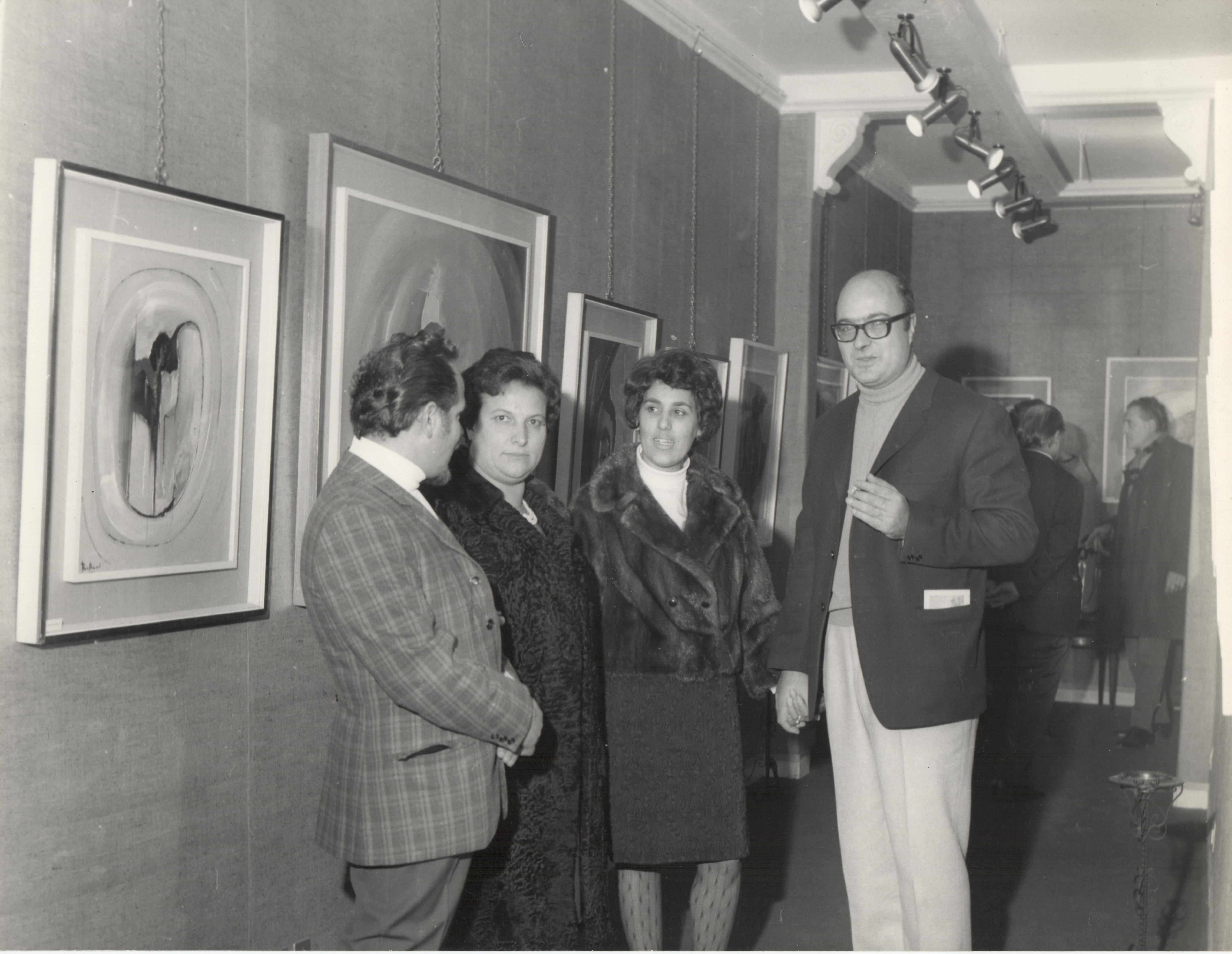 Mostra personale alla Galleria d'Arte Sistina, Bertrand con la Sig,ra De Magistris e la moglie Laura, Roma 1968
