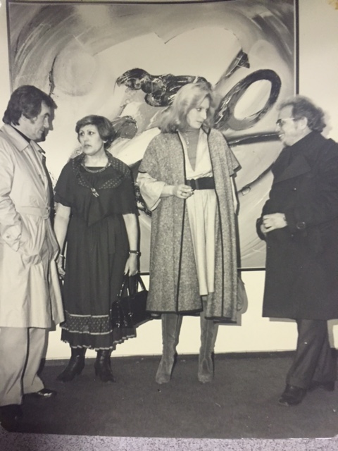 Il Dott. Renzo Cortina, Laura Strani e il pittore Amleto Bertrand in occasione della mostra personale Galleria Mioccio a Brera, 1976, presentata da Cortina nel catalogo