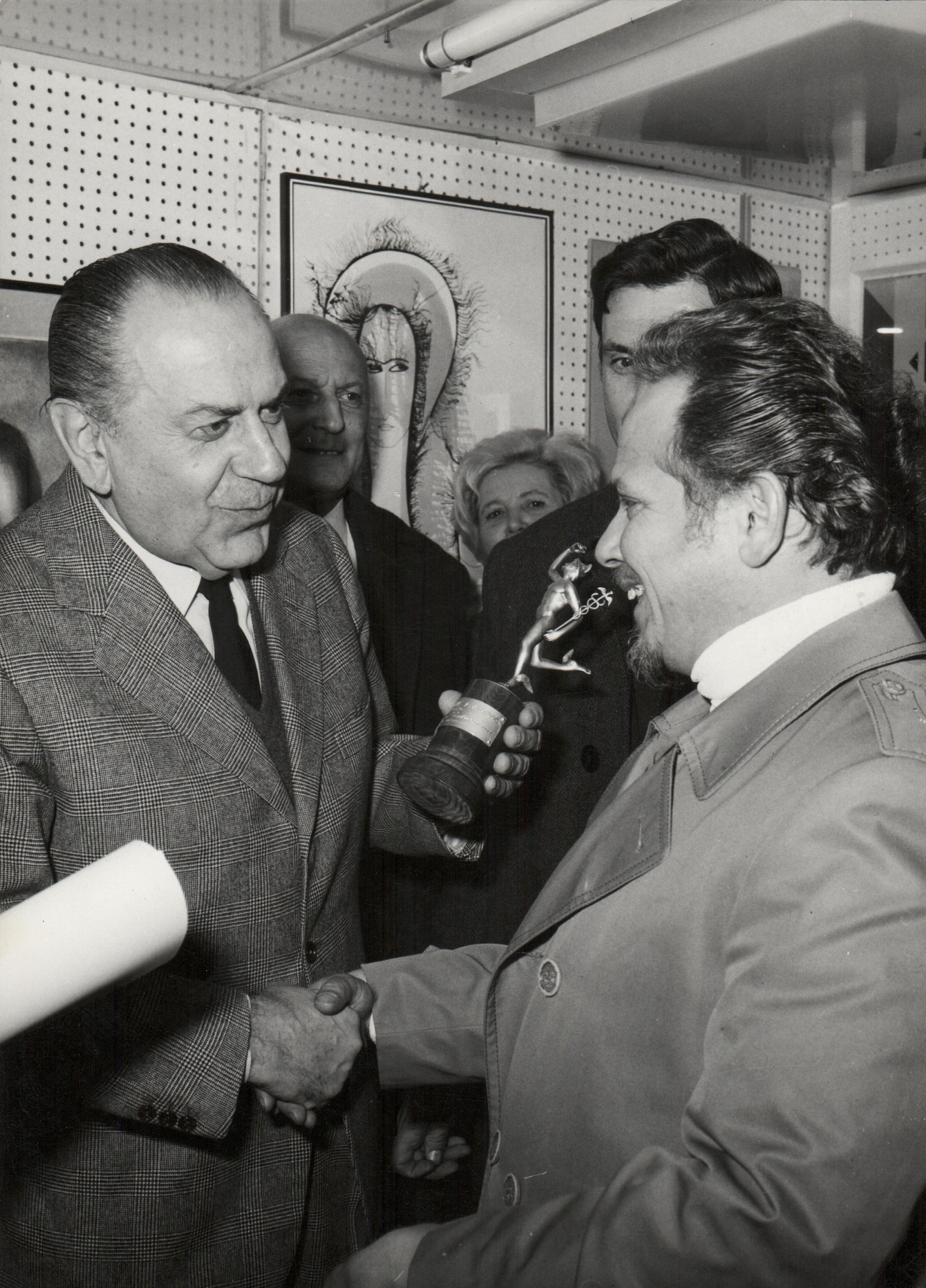 Il Console brasiliano Gr. uff. Alessandro Ziliani mentre consegna il Premio il Golia d'Oro ad Amleto Bertrand anno 1975
