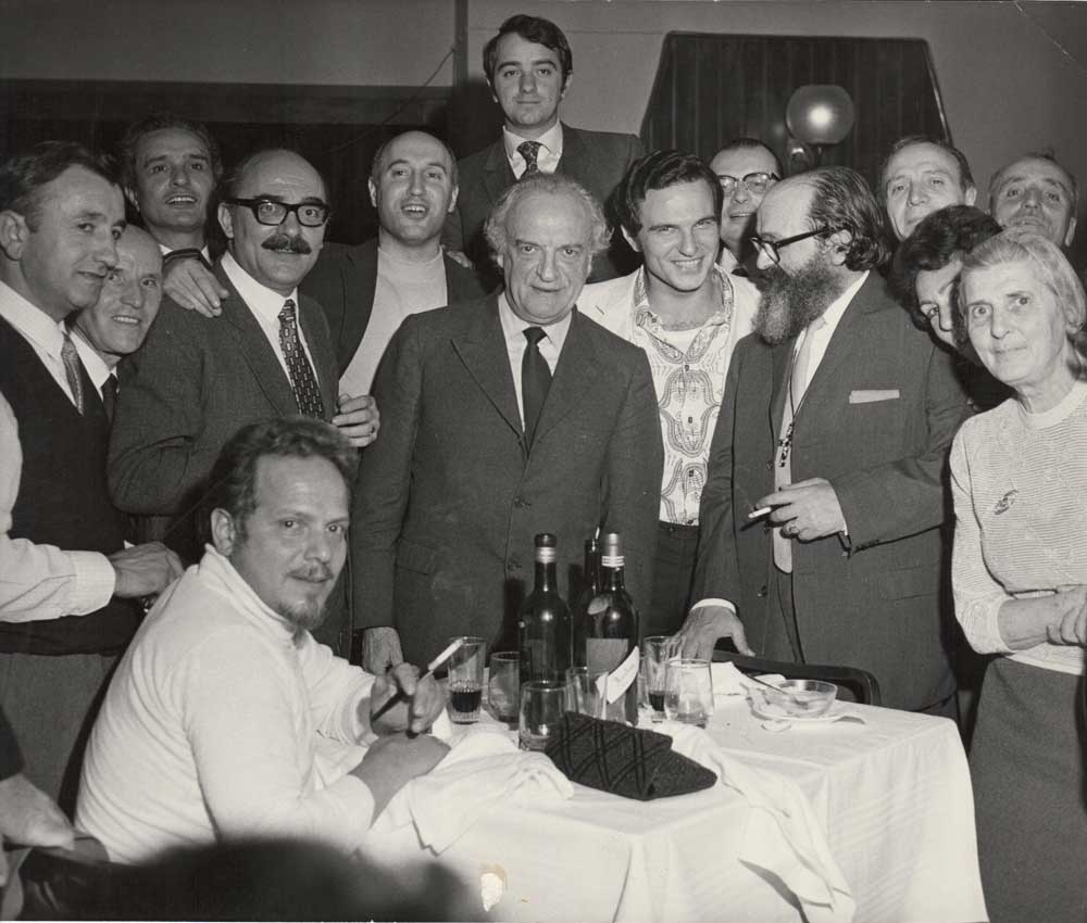 Cena fra pittori in Via Bagutta, con il Dott. Ruggero Orlando, il critico d'arte Mario Monteverdi, L. Strani e altri pittori A. Bertrand con Saccardi, anno 1967